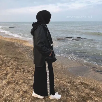 [71+] Фото девушек в хиджабе на море фото