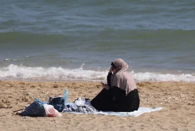 На пляж - в хиджабе. Увидела, как купаются в море мусульманки |  Kuzminatravel | Дзен