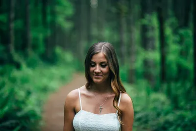 Девушка в лесу - Фотография - PerfectStock
