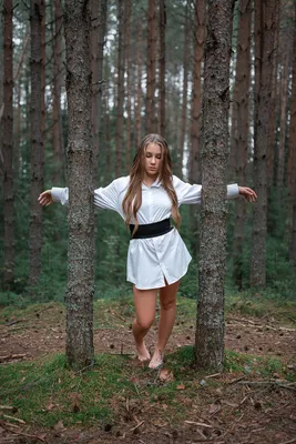 Девушка, гуляющая в лесу стоковое изображение. изображение насчитывающей  путешествие - 160890097