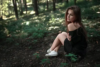 фотография девушки в отражении лужи в лесу Стоковое Фото - изображение  насчитывающей силуэт, ноги: 222695360