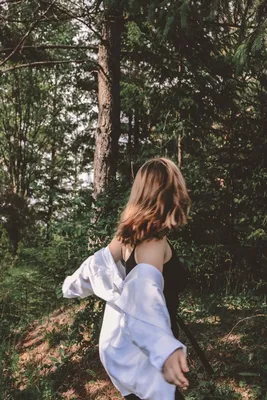 Фото девушки в лесу