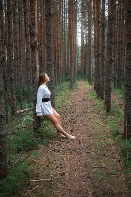 Девушка в лесу... | Пикабу