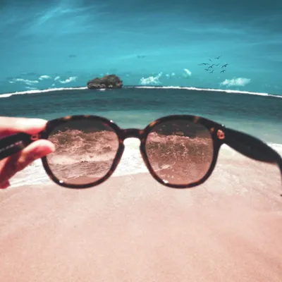 Смеясь девушка в стильных солнечных очках с русыми волосами делая Selfie на  морском курорте имея потеху на пляже Портрет Стоковое Изображение -  изображение насчитывающей довольно, море: 151706595