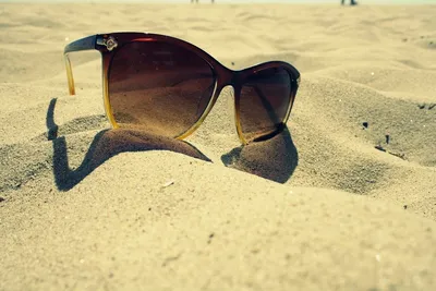 Довольно Индийская Девушка С Солнцезащитные Очки На Пляже. Стоковые  Фотографии | FreeImages