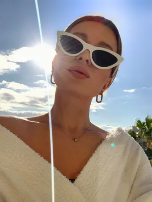 Красивая женщина в солнечных очках на пляже. аравийский стиль Стоковое  Изображение - изображение насчитывающей внимательность, свет: 32946979
