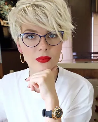 Блондинка с короткой стрижкой в очках (33 фото)