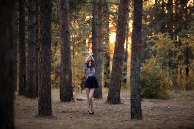 Девушка спиной в лесу осенью - 55 фото