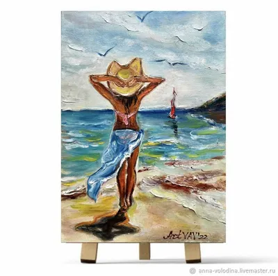 девушка на пляже в большой шляпе прячется от солнца Стоковое Фото -  изображение насчитывающей портрет, привлекательностей: 224101274