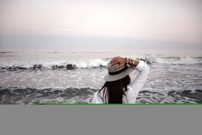 MERAGOR | Девушка в шляпе на море аватар со спины