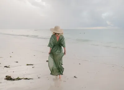 Женщина в шляпе на море - 66 фото