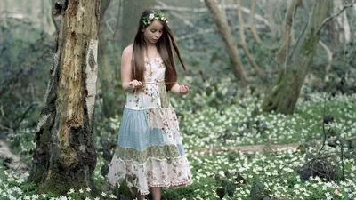 Девушка с длинными волосами в лесу весной