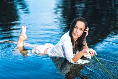 Белокурые девушки с голубыми глазами купаются в одежде в темной воде озера  на закате Стоковое Изображение - изображение насчитывающей напольно,  красивейшее: 189643287