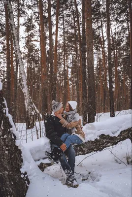 Девушка в синей куртке зимой катается на лыжах в заснеженном лесу. вид со  спины. | Премиум Фото