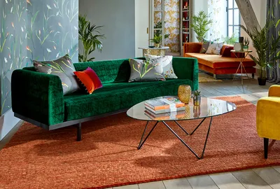 Диван и кресло разных цветов в гостиной - Мягкая мебель разных цветов