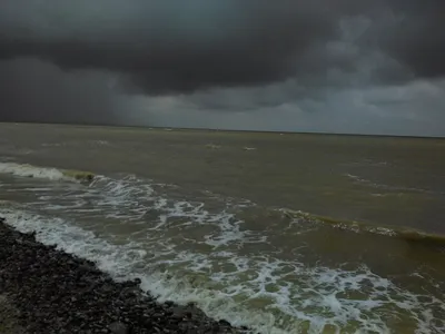 Дождь на море стоковое изображение. изображение насчитывающей серо -  104049131