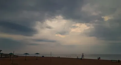 Облака дождя на море драматические на природе на красивой. Стоковое  Изображение - изображение насчитывающей серо, место: 215338387
