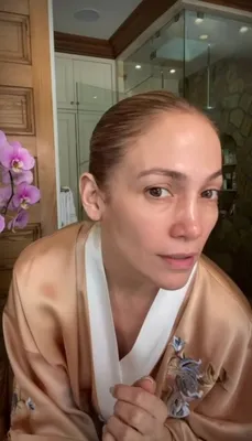 Естественная красота: 52-летняя Дженнифер Лопес появилась без макияжа