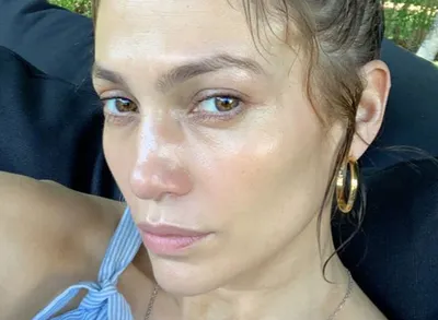 Натуральная красота»: 51-летняя Дженнифер Лопес показала себя без макияжа с  утра