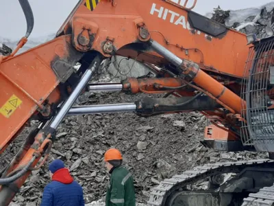 Аренда гусеничного экскаватора Hitachi ZX240 в Москве и Московской области