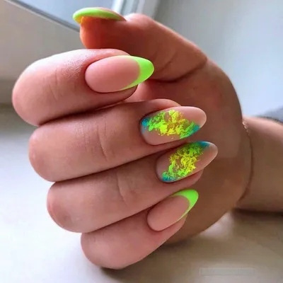 Яркий пестротканый дизайн Manicuremulticolored конца маникюра вверх  Стоковое Фото - изображение насчитывающей самомоднейше, красивейшее:  189110464