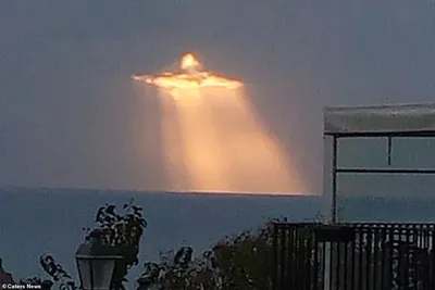 Иисус Христ в облаках небесного голубого неба Стоковое Изображение -  изображение насчитывающей распятие, облака: 271364969
