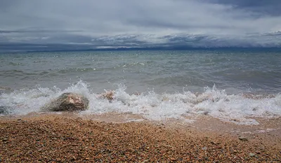 Из-за снижения уровня воды в озере Иссык-Куль еще больше стала видна баржа,  затонувшая в 1978 году. Фото — Экология АКИpress