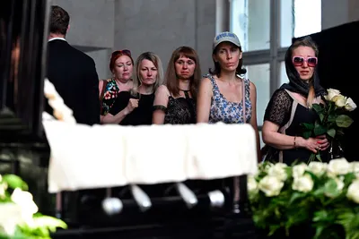 Папа, прощай!»: дети и жена Юры Шатунова у гроба – фото | STARHIT