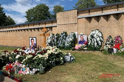 Семья Юрия Шатунова возложила венок на его могилу в годовщину смерти  артиста - прямая трансляция с панихиды | Весь Искитим | Дзен