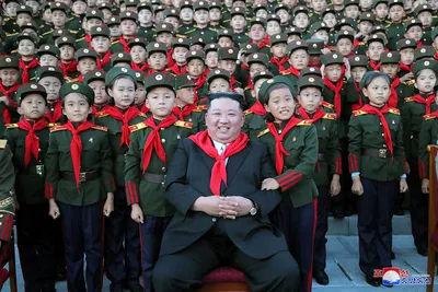 Ким Чен Ын побывал в лучшей школе КНДР. Посмотрите, как она выглядит и чему  обучают детей северокорейской элиты