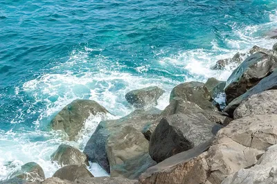 Большие камни-валуны на галечном пляже на берегу Черного моря Photos |  Adobe Stock