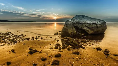 Фото Яшмового пляжа на мысе Фиолент: камни, море и Георгиевская скала вдали