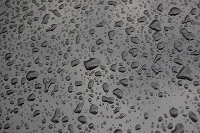 Капли воды на стекле капли дождя на стекле | Премиум Фото