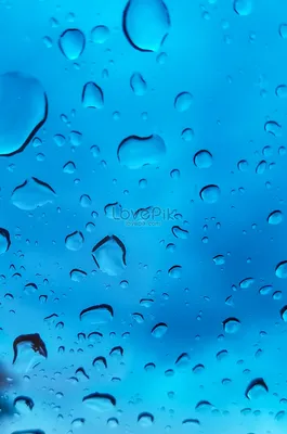 Капли воды на стекле под дождем. | Премиум Фото