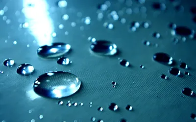 рисунок капель воды в светящейся металлической поверхности с небом  отражением капли воды на капоте автомобиля. реалистичная чистая Стоковое  Фото - изображение насчитывающей взорвать, дождь: 234861872