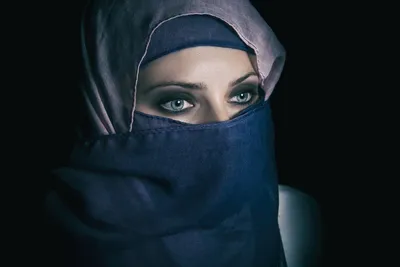 Арабская женщина с шарфом стоковое фото ©macniak 4833899