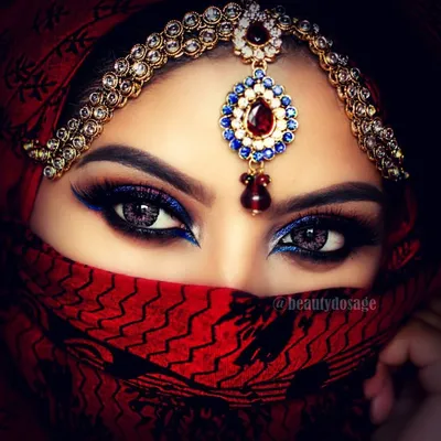 Мусульманская Девушка Красивыми Глазами Молодая Арабка Хиджабе Черном Фоне  стоковое фото ©Sasha2109 184780186