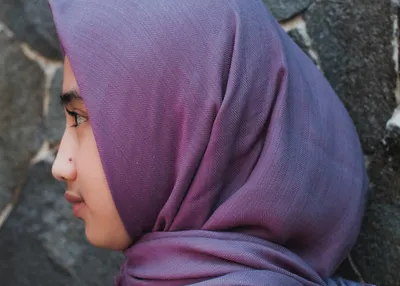 портрет молодой мусульманки в хиджабе в традиционной одежде с платком  закрыл глаза и помолился, положив ладони на грудь Стоковое Фото -  изображение насчитывающей раздумье, вера: 216219504