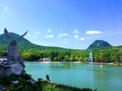 Что посмотреть в Кавказских Минеральных Водах зимой: пещера вечной  мерзлоты, заброшенный замок, дореволюционный спортзал, бесплатное джакузи  на горе и другие достопримечательности — Яндекс Путешествия