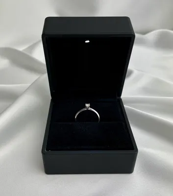 Помолвочное кольцо с бриллиантом в коробочке - 42 фото