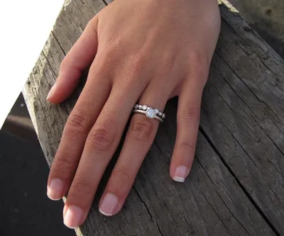 Какое значение имеют два кольца на безымянном пальце женщины | В городе N |  Дзен
