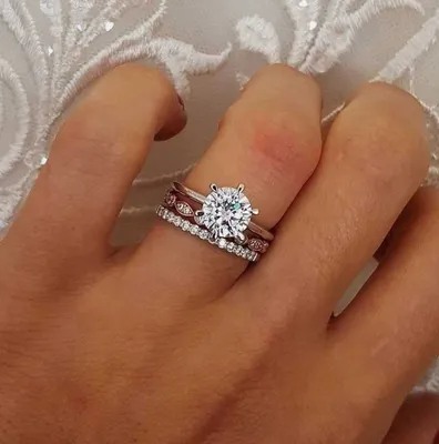 На какой руке и пальце носят обручальное кольцо — куда надевать помолвочное  колечко