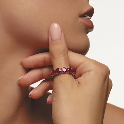 Кольцо на безымянном пальце правой или левой руки: что означает и кто носит
