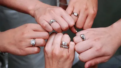 Советы по ношению обручального и помолвочного кольца на одном пальце