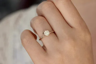 На каком пальце и руке носят помолвочное кольцо до свадьбы в России по  приметам