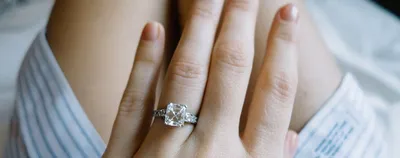 На каком пальце носят помолвочное кольцо и на какую руку одевают кольцо  девушке при предложении
