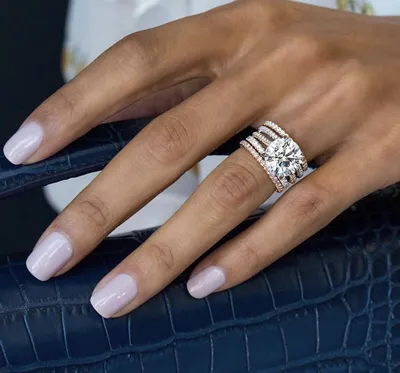 Захватить золотое кольцо на руке женщины Детали одной руки с золотым кольцом  Стоковое Изображение - изображение насчитывающей деталь, конец: 160533367