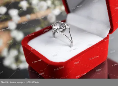 Обручальное кольцо в красной коробочке драгоценностей. Стоковое Изображение  - изображение насчитывающей глянцевато, влюбленность: 192643031