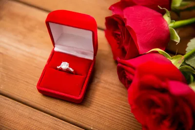 Свадебное кольцо с бриллиантом в бархатной биж-коробке Стоковое Фото -  изображение насчитывающей конструкция, экземпляр: 156328704