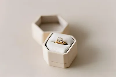 дорогое обручальное кольцо в коробочке, обручальные кольца cartier в  коробочке, обручальное кольцо в коробочке, помолвочное кольцо картье в  коробочке, коробочка для кольца, Свадебное агентство Москва